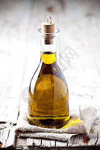 瓶装新鲜橄榄油瓶子玻璃乡村亚麻软木香气植物纺织品食物水果背景图片