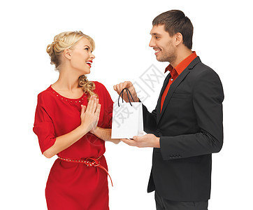 现居的男女女性顾客微笑惊喜绅士男性销售展示礼物套装图片