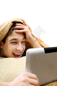 配有平板电脑的青少年互联网枕头被单男性男人房间阅读工具说谎毯子图片
