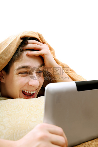 配有平板电脑的青少年互联网枕头被单男性男人房间阅读工具说谎毯子图片