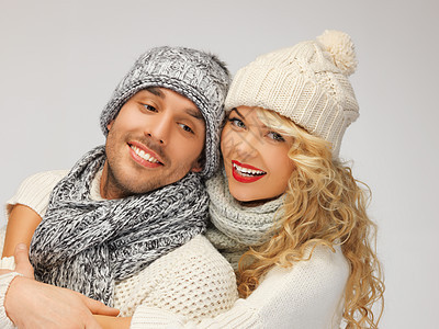穿着冬衣的家庭夫妇拥抱毛衣领带女士夫妻季节女孩套衫情绪绅士图片