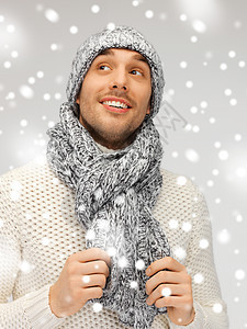 穿着温暖毛衣 帽子和围巾的英俊男子雪花季节套衫男性微笑羊毛衣服外套棉被快乐图片