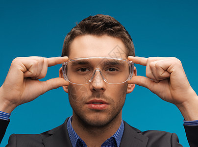 戴保护眼镜的商务人士男人创新手势衣领塑料安全蓝色商业男性企业家图片