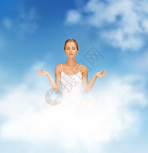 女人在裸睡练习瑜伽莲花的姿势健康风度女性内衣冥想体操女孩天空蓝色平衡图片