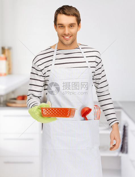 厨房的厨师食物盘子烘烤围裙男性烹饪学生衬衫手套小伙子图片
