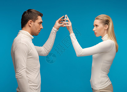 拥有现代技术工具的男男女女男人绅士衬衫测试男性女孩扫描细胞女性手机图片