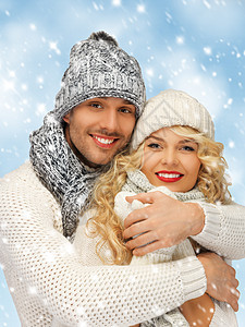 穿着冬衣的家庭夫妇套衫浪漫微笑男性拥抱家庭女朋友夫妻女士季节图片