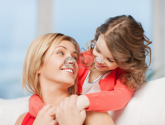 母亲和女儿女性拥抱微笑成人房间孩子童年中年青少年女士图片