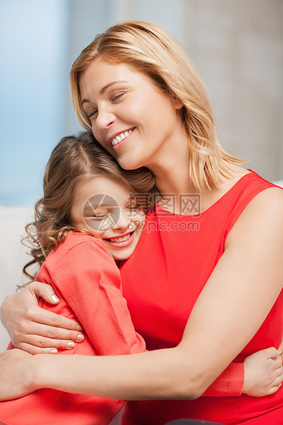 母亲和女儿孩子们成人青少年房间微笑拥抱家庭房子孩子女士图片