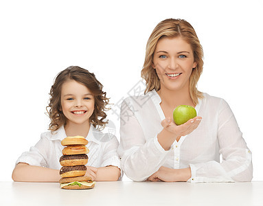 母亲和女儿青少年孩子们活力微笑青春期家庭成人女士孩子饮食图片