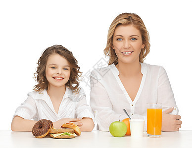 母亲和女儿脂肪小吃中年家庭孩子们维生素食物女性女士垃圾图片