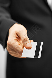 持有信用卡的男法官成员卡片生意人办公室资格职员折扣购物商业会员图片