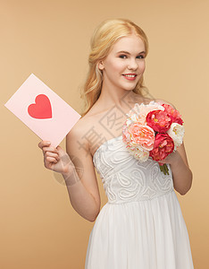 持有花和明信片的年轻妇女玫瑰女性未婚婚礼赞扬新娘邮政金发女郎卡片惊喜图片