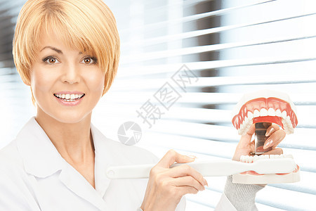 有牙刷和下巴的医生牙齿中年女士药品微笑专家搪瓷刷子牙疼美白图片