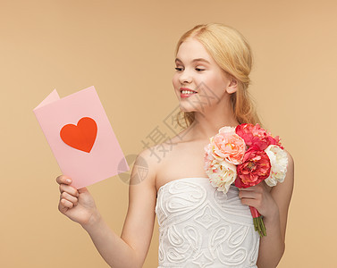 持有花和明信片的年轻妇女花束邮政金发女郎新娘赞扬女子派对邀请函生日卡片图片