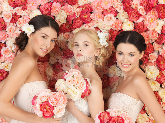有三个女人 背景上满是玫瑰花圈新娘已婚仪式女子女性牡丹新人未婚订婚图片