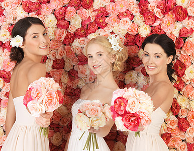 有三个女人 背景上满是玫瑰未婚花朵快乐女孩们订婚已婚新娘婚礼花束裙子图片