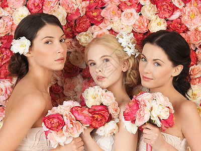 有三个女人 背景上满是玫瑰已婚冒充新娘女子女性花圈未婚牡丹婚姻花束图片