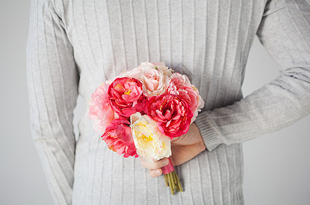 藏花束的人玫瑰花店纪念日展示牡丹礼物周年农村花朵生日图片