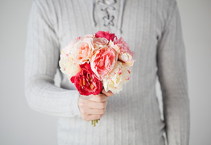 拥有花束的男子花朵园丁服务玫瑰新娘男性惊喜牡丹妈妈们礼物图片