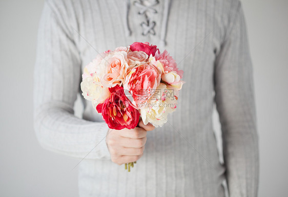 拥有花束的男子花朵园丁服务玫瑰新娘男性惊喜牡丹妈妈们礼物图片