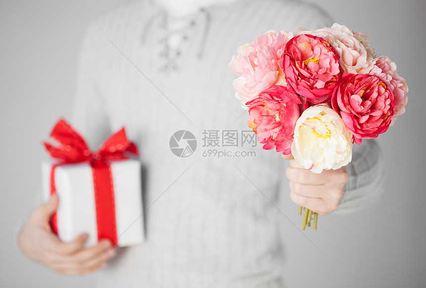 拥有鲜花和礼品盒的男子男朋友花束花店礼物丈夫送货纪念日导游惊喜婚姻图片