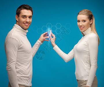 拥有现代技术工具的男男女女测试扫描女性蓝色手机探索交换男性上网电话图片