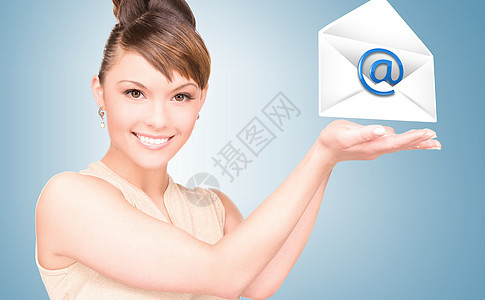 显示虚拟信封的妇女电子邮件无线商务信封生意人女孩优胜者微笑棕榈工人图片