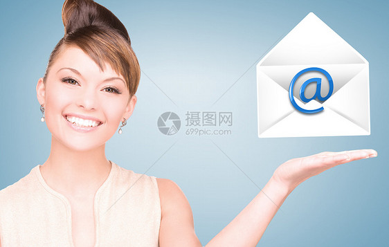 显示虚拟信封的妇女女孩办公室无线邮寄电子邮件信封微笑人士女性商业图片