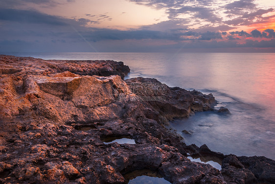 早晨落基海滩海浪反射岩石海景地平线风景橙子支撑石头海洋图片