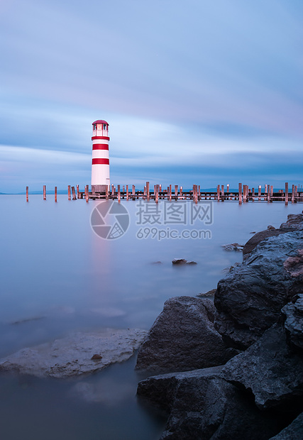 灯塔游客旅行天空海岸警告海滩支撑阳光观光木头图片