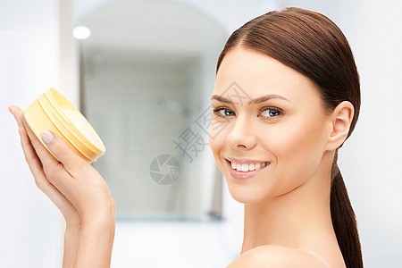 美丽的女人 有湿润的乳胶保湿女性皮肤卫生治疗洗剂奶油青年微笑福利图片