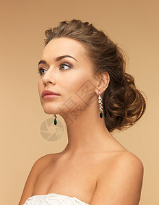 戴钻石耳环的妇女石头水晶宝石广告女孩魅力奢侈品首饰女性配件图片