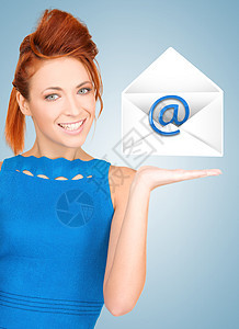 显示虚拟信封的妇女女孩人士邀请函女性优胜者电子邮件工人邮寄商务微笑图片