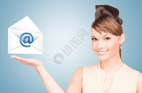 显示虚拟信封的妇女邮政邮寄工人商业微笑人士金融电子邮件女孩信封图片