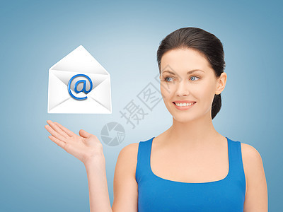 显示虚拟信封的妇女电子邮件金融棕榈信封邮寄微笑人士商务生意人工人图片