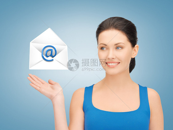 显示虚拟信封的妇女电子邮件金融棕榈信封邮寄微笑人士商务生意人工人图片