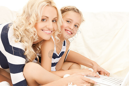 带笔记本电脑的母亲和女儿博客微笑娱乐孩子教学闲暇妈妈学习青春期中年图片