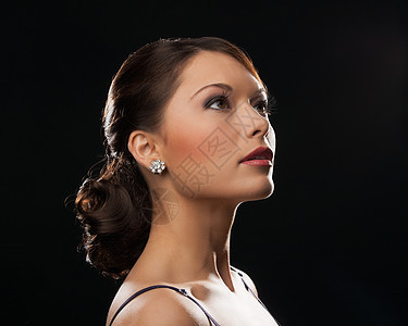 戴钻石耳环的妇女社会耳朵派对奢侈品特权广告俱乐部女性水晶贵宾图片