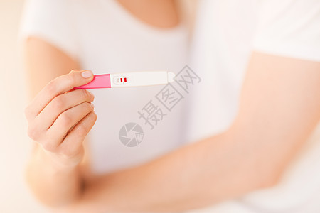 妇女及男子手进行怀孕测试幸福婴儿家庭母性孩子女性新生生活医疗父母图片