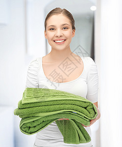 带着毛巾的可爱女孩主妇女性工作家务妻子浴室帮助管家家政熨烫图片