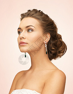 戴钻石耳环的妇女首饰奢侈品耳朵水晶广告新娘魅力配件珠宝女性图片