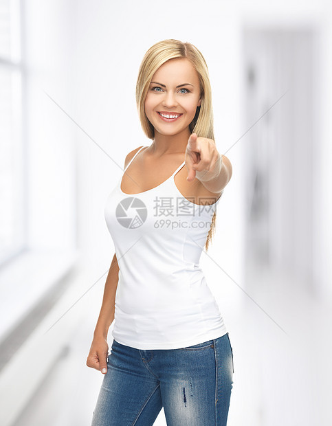 穿着白白白色T恤的女人指着你女性采摘瑜伽女士学校微笑工作室手指手势女孩图片