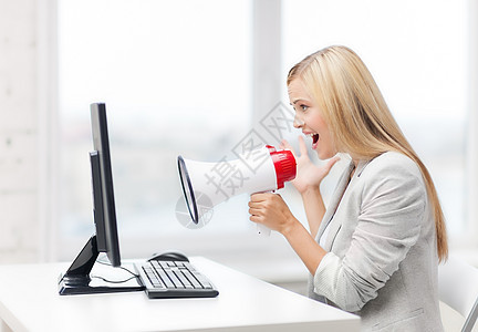 严格的女商务人士用扩音器喊叫女性生意压力商务电脑愤怒工作女孩老板领导者图片