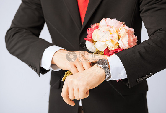 男人给花束的花束婚姻时间男性庆典玫瑰订婚周年婚礼花朵纪念日图片