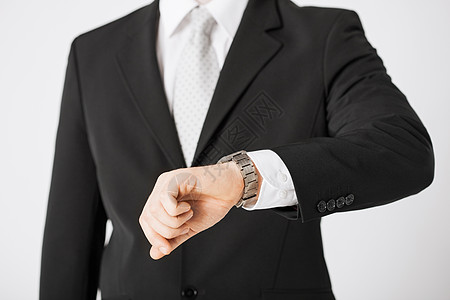 男人看着手表会议婚礼仪式时间男性商业工作订婚套装婚姻图片