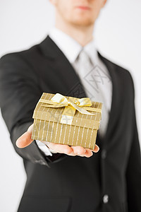 手持礼品盒的男子珠宝男性购物生日展示礼物新年盒子礼物盒纪念日图片