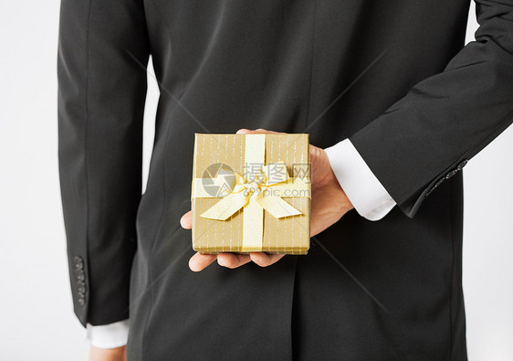 手持礼品盒的男子套装生日首饰礼物纪念日婚礼婚姻礼物盒周年惊喜图片