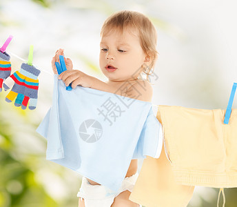 婴儿洗衣服乐趣孩子烘干家庭衣服女孩洗衣店帮助衣绳衣夹图片