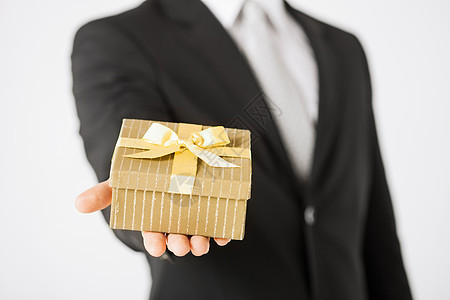手持礼品盒的男子套装新年周年生日珠宝男性婚姻婚礼包装购物图片